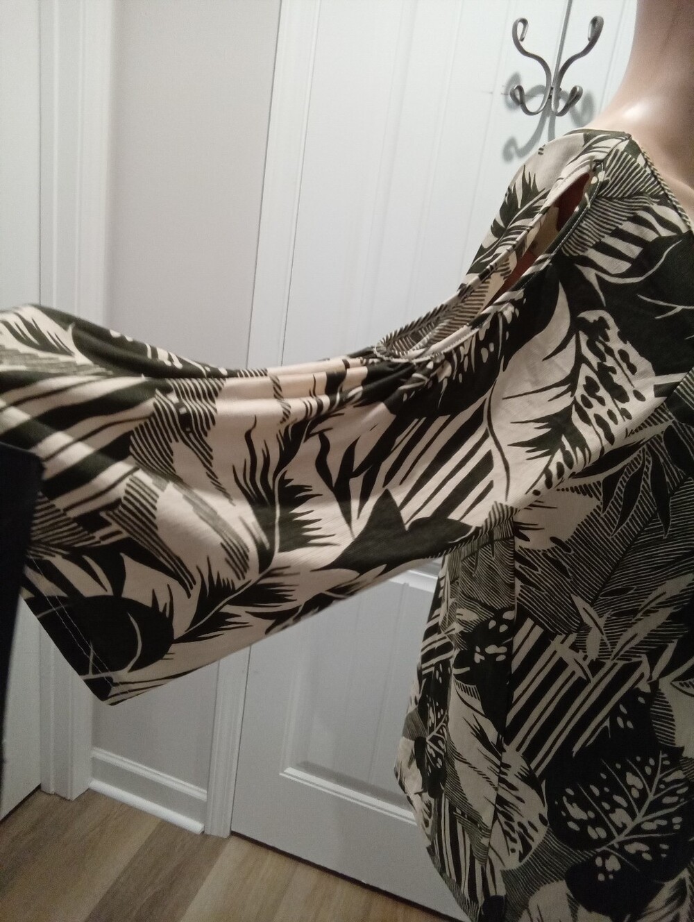 Corvia Size L Tropical Print In Cream & Olive Green Cold Shoulder Bell Sleeve